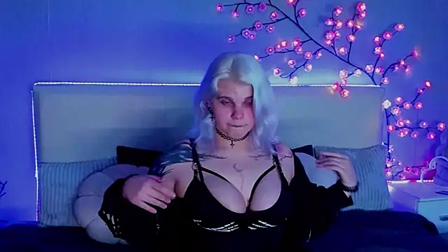 Snapshot of JoannLowe chatting on October 12, 2025, 7:15 pm JoannLowe online show from October 12, 2025, 7:15 pm