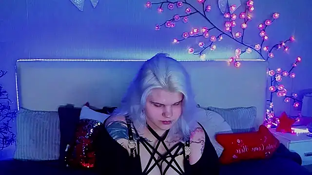 Snapshot of JoannLowe chatting on December 14, 2025, 8:14 pm JoannLowe online show from December 14, 2025, 8:14 pm