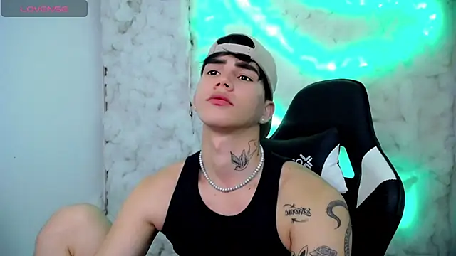 Snapshot of Tayson_Rivers chatting on November 30, 2025, 11:05 pm Tayson Rivers online show from November 30, 2025, 11:05 pm