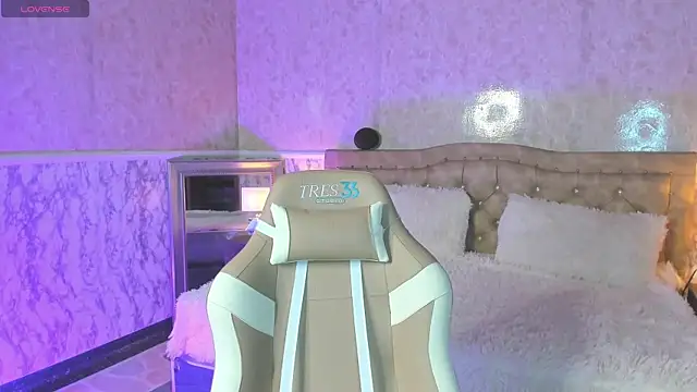 Snapshot of VICTORIA_HOUSTON chatting on October 28, 2025, 1:43 pm VICTORIA HOUSTON online show from October 28, 2025, 1:43 pm