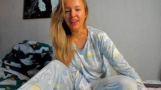 Snapshot of foxy_blond chatting on November 29, 2025, 12:22 am foxy blond online show from November 29, 2025, 12:22 am