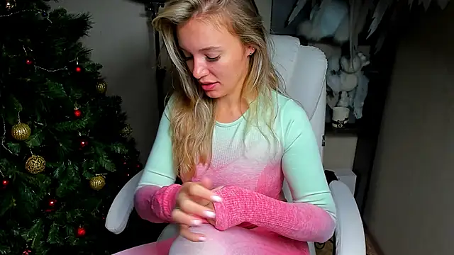 Snapshot of foxy_blond chatting on December 4, 2025, 12:31 am foxy blond online show from December 4, 2025, 12:31 am