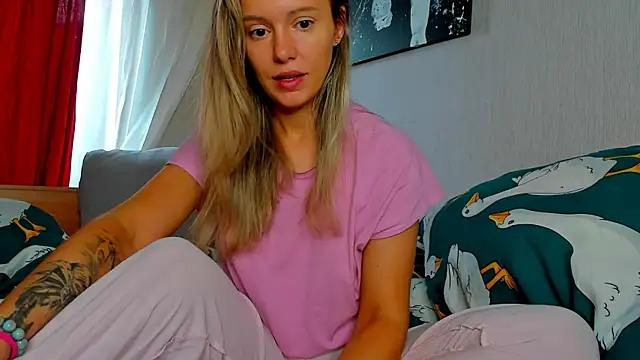 Snapshot of foxy_blond chatting on November 9, 2025, 6:39 am foxy blond online show from November 9, 2025, 6:39 am