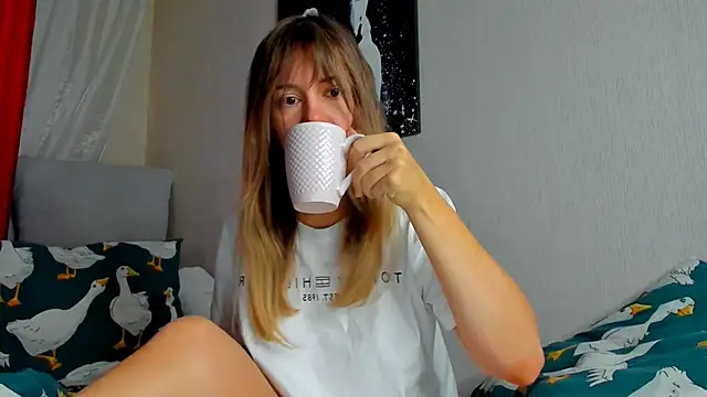 Snapshot of foxy_blond chatting on November 3, 2025, 12:05 am foxy blond online show from November 3, 2025, 12:05 am