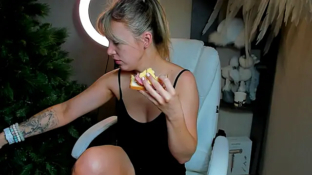 Snapshot of foxy_blond chatting on December 2, 2025, 12:22 am foxy blond online show from December 2, 2025, 12:22 am