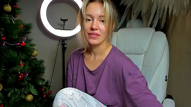 Snapshot of foxy_blond chatting on December 3, 2025, 12:23 am foxy blond online show from December 3, 2025, 12:23 am