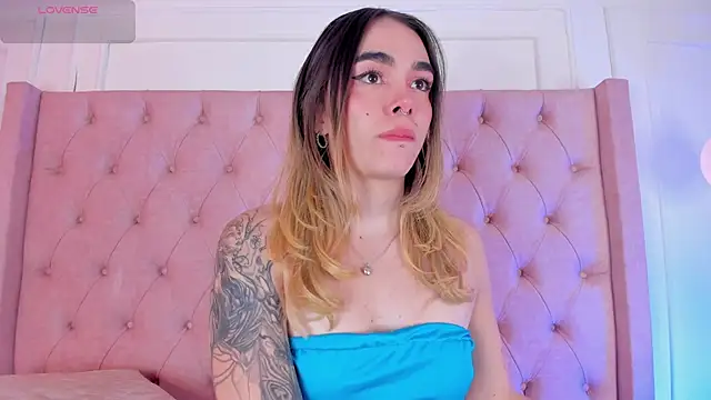 Lucy Vega online show from October 22, 2025, 5:07 am