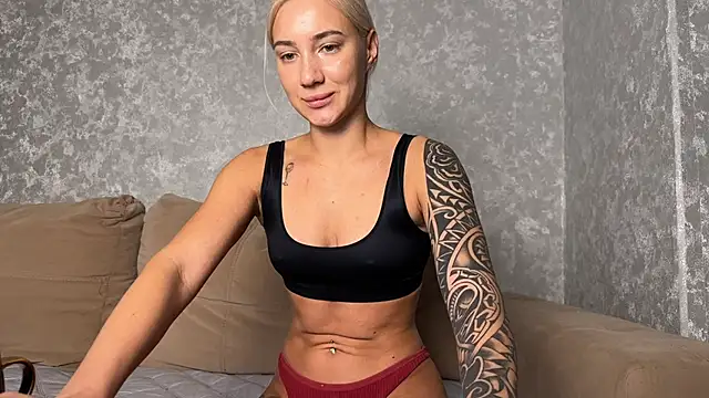 Snapshot of AnneBall chatting on November 17, 2025, 8:18 am AnneBall online show from November 17, 2025, 8:18 am