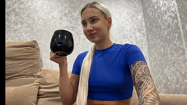 Snapshot of AnneBall chatting on October 17, 2025, 12:51 pm AnneBall online show from October 17, 2025, 12:51 pm