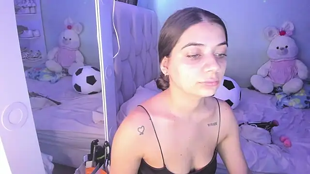 Snapshot of KittyKlum chatting on October 14, 2025, 4:40 pm KittyKlum online show from October 14, 2025, 4:40 pm