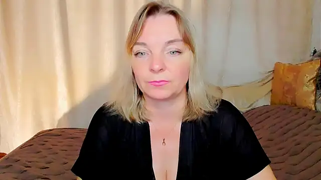 Snapshot of Regina__blue chatting on September 21, 2025, 3:50 pm Regina  blue online show from September 21, 2025, 3:50 pm