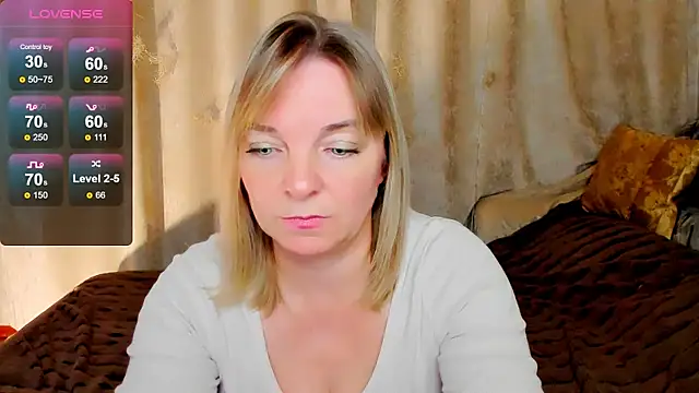 Snapshot of Regina__blue chatting on October 26, 2025, 3:34 pm Regina  blue online show from October 26, 2025, 3:34 pm