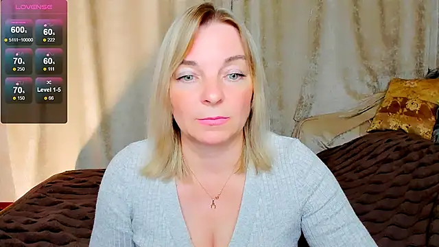 Snapshot of Regina__blue chatting on September 9, 2025, 5:00 pm Regina  blue online show from September 9, 2025, 5:00 pm