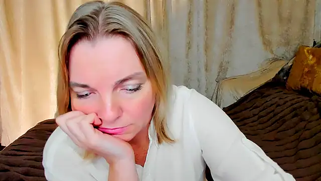 Snapshot of Regina__blue chatting on September 14, 2025, 8:20 pm Regina  blue online show from September 14, 2025, 8:20 pm