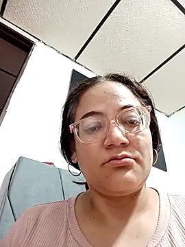 skarleth001 online show from September 21, 2025, 4:39 am