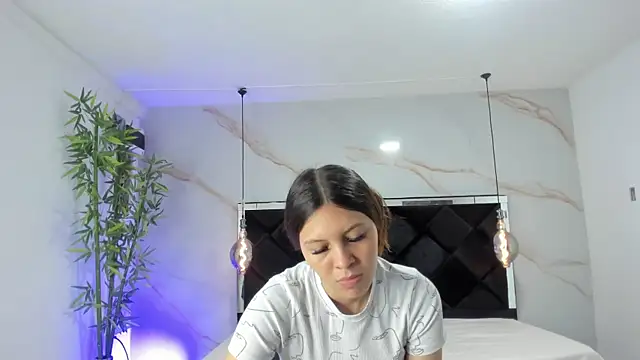 Snapshot of AngelaaCute_ chatting on November 6, 2025, 12:20 pm AngelaaCute online show from November 6, 2025, 12:20 pm