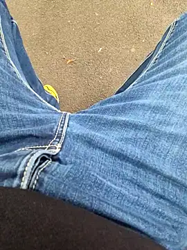 kisbiro77777 online show from October 9, 2025, 7:42 am