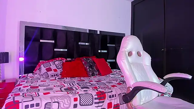 Snapshot of Tasha_Sant chatting on November 25, 2025, 8:20 pm Tasha Sant online show from November 25, 2025, 8:20 pm