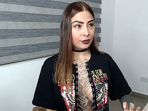 Snapshot of EmiliMontero chatting on November 4, 2025, 1:42 am EmiliMontero online show from November 4, 2025, 1:42 am