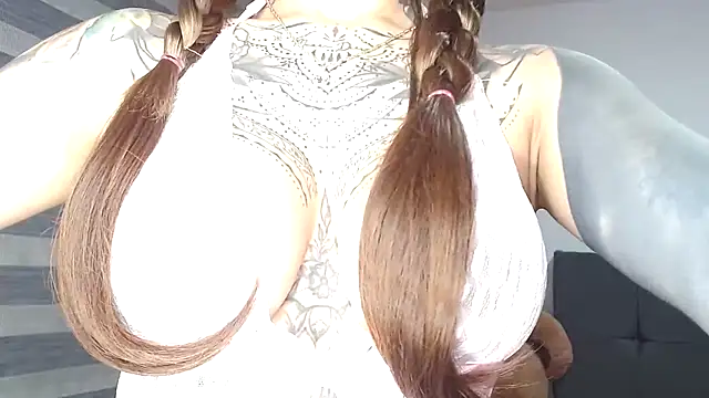 Snapshot of EmiliMontero chatting on February 22, 2026, 1:19 am EmiliMontero online show from February 22, 2026, 1:19 am