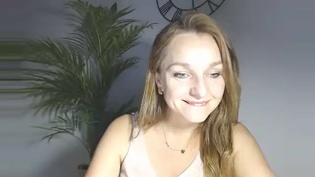 Snapshot of AliciaDesire chatting on November 18, 2025, 3:04 pm AliciaDesire online show from November 18, 2025, 3:04 pm