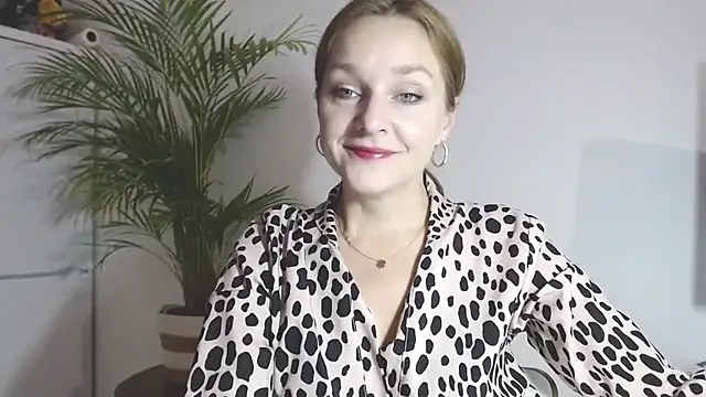 Snapshot of AliciaDesire chatting on December 4, 2025, 6:56 am AliciaDesire online show from December 4, 2025, 6:56 am