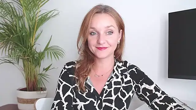 Snapshot of AliciaDesire chatting on October 23, 2025, 12:59 pm AliciaDesire online show from October 23, 2025, 12:59 pm