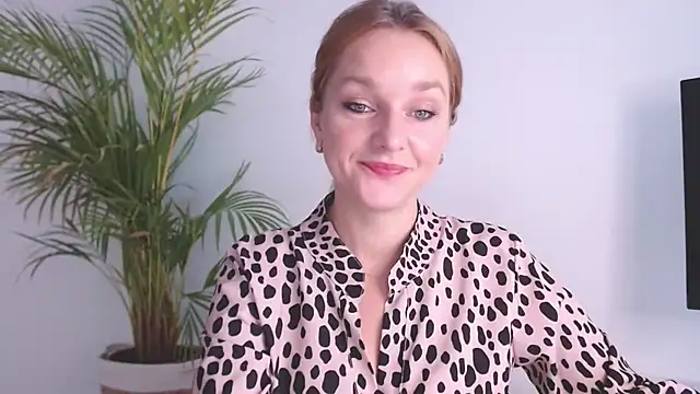 Snapshot of AliciaDesire chatting on October 30, 2025, 6:55 am AliciaDesire online show from October 30, 2025, 6:55 am