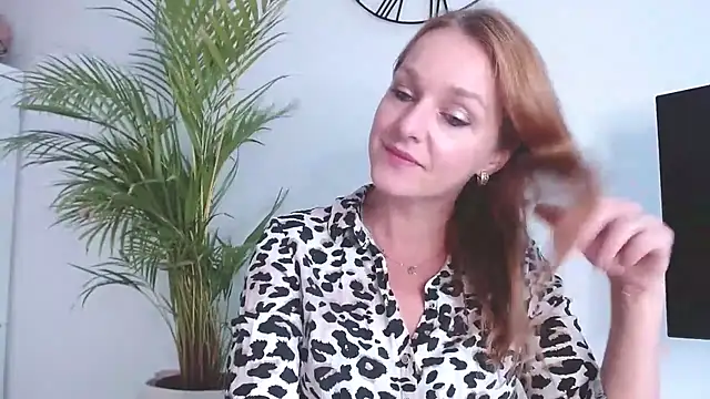 Snapshot of AliciaDesire chatting on October 28, 2025, 1:54 pm AliciaDesire online show from October 28, 2025, 1:54 pm