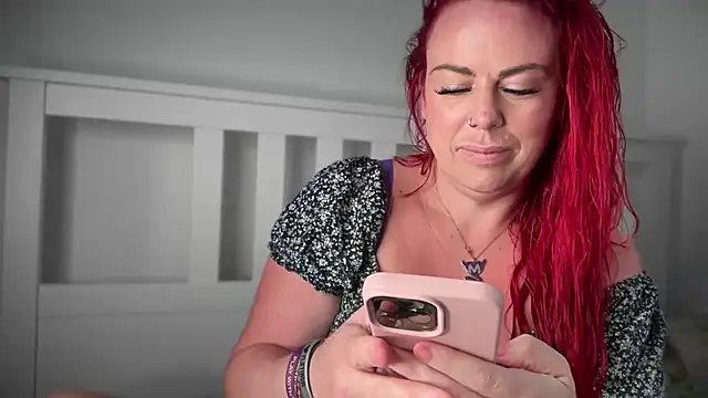 Snapshot of redxxxvixen chatting on August 5, 2026, 3:17 pm redxxxvixen online show from August 5, 2026, 3:17 pm