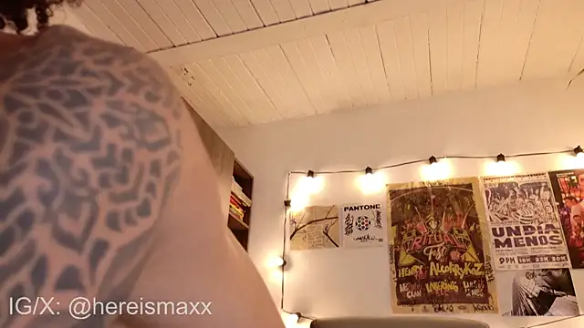 Snapshot of MaxG__ chatting on December 2, 2025, 9:11 am MaxG online show from December 2, 2025, 9:11 am