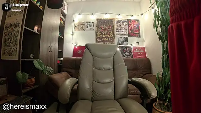 Snapshot of MaxG__ chatting on October 24, 2025, 2:54 am MaxG online show from October 24, 2025, 2:54 am