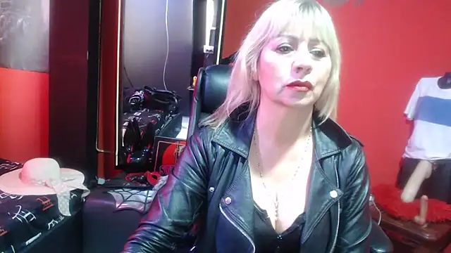 Snapshot of KLOE_PIELL chatting on November 18, 2025, 10:02 pm KLOE PIELL online show from November 18, 2025, 10:02 pm