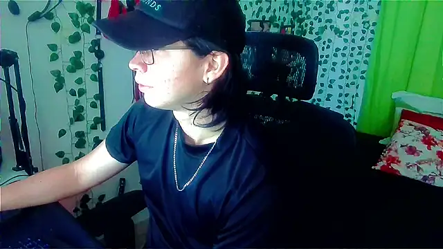 Snapshot of Andy_gray chatting on July 8, 2026, 1:12 pm Andy gray online show from July 8, 2026, 1:12 pm
