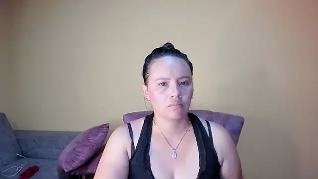 Snapshot of lauraguzman chatting on March 20, 2026, 3:51 am lauraguzman online show from March 20, 2026, 3:51 am