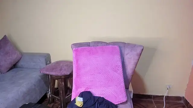 Snapshot of lauraguzman chatting on March 17, 2026, 3:31 am lauraguzman online show from March 17, 2026, 3:31 am