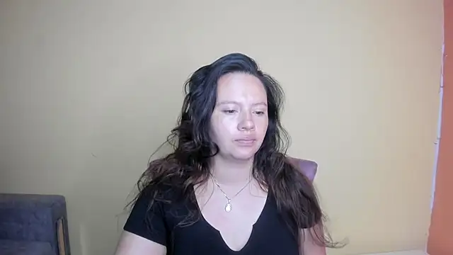 Snapshot of lauraguzman chatting on March 1, 2026, 2:44 am lauraguzman online show from March 1, 2026, 2:44 am