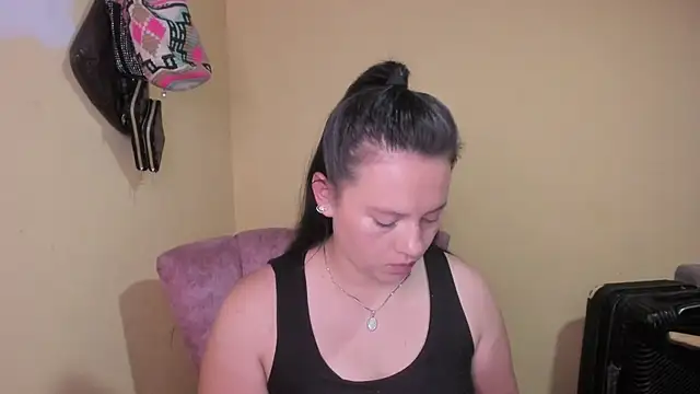 Snapshot of lauraguzman chatting on May 22, 2026, 2:31 am lauraguzman online show from May 22, 2026, 2:31 am