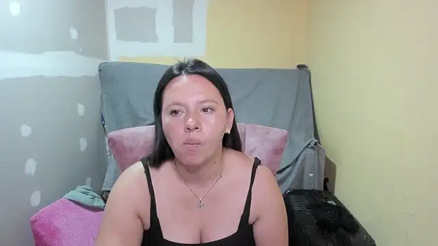 Snapshot of lauraguzman chatting on May 13, 2026, 3:02 am lauraguzman online show from May 13, 2026, 3:02 am