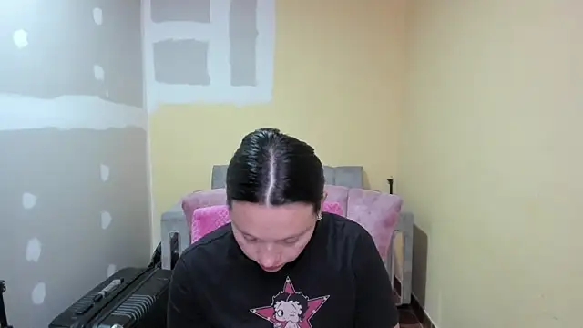 Snapshot of lauraguzman chatting on May 8, 2026, 3:32 am lauraguzman online show from May 8, 2026, 3:32 am