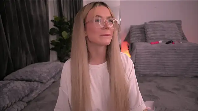 Snapshot of KylieJoyce chatting on November 8, 2025, 9:51 pm KylieJoyce online show from November 8, 2025, 9:51 pm