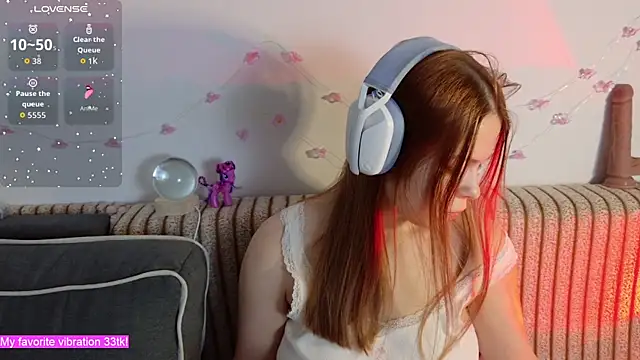 Snapshot of ValBae chatting on December 2, 2025, 9:16 pm ValBae online show from December 2, 2025, 9:16 pm