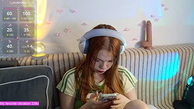 Snapshot of ValBae chatting on December 3, 2025, 9:58 pm ValBae online show from December 3, 2025, 9:58 pm