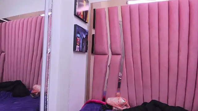 Snapshot of Sarah_Hornny chatting on November 13, 2025, 3:43 am Sarah Hornny online show from November 13, 2025, 3:43 am