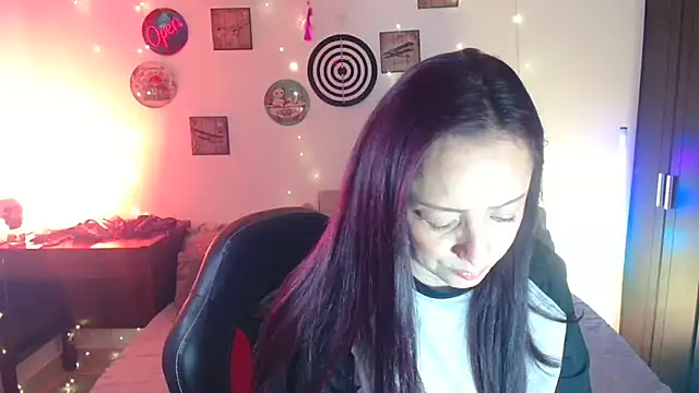 Snapshot of catalinamommyx chatting on June 13, 2026, 11:02 pm catalinamommyx online show from June 13, 2026, 11:02 pm