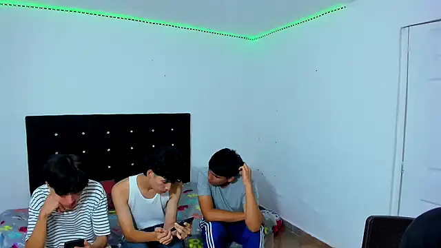 Snapshot of Alexander_and_Xiao chatting on March 3, 2025, 9:05 pm Alexander and Xiao online show from March 3, 2025, 9:05 pm