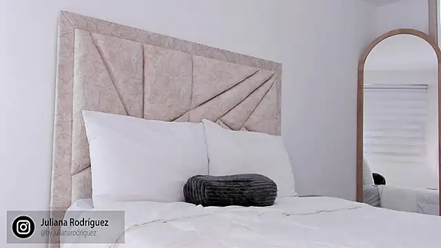 Snapshot of Julifoxx chatting on October 23, 2025, 9:24 pm Julifoxx online show from October 23, 2025, 9:24 pm