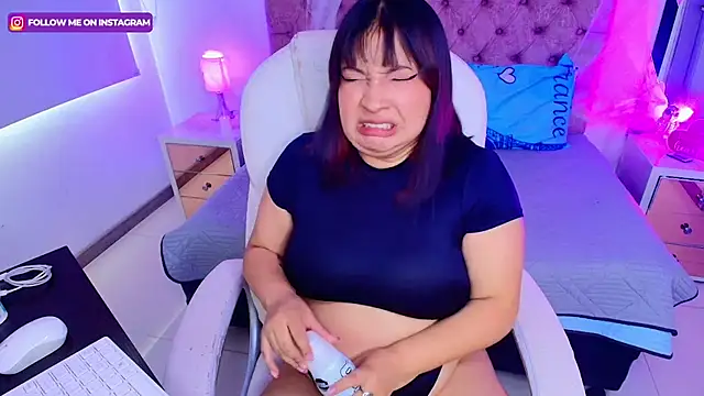 Snapshot of Emma_monserrat chatting on October 20, 2025, 7:14 pm Emma monserrat online show from October 20, 2025, 7:14 pm