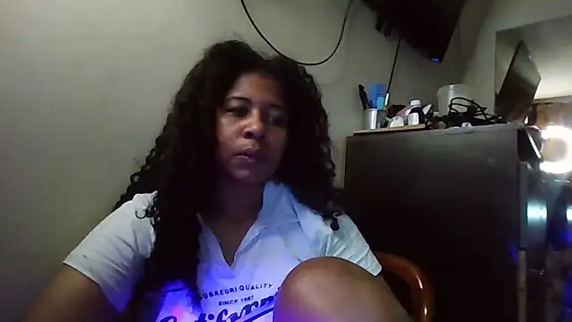 Snapshot of Ivon-09 chatting on November 4, 2025, 11:47 am Ivon-09 online show from November 4, 2025, 11:47 am