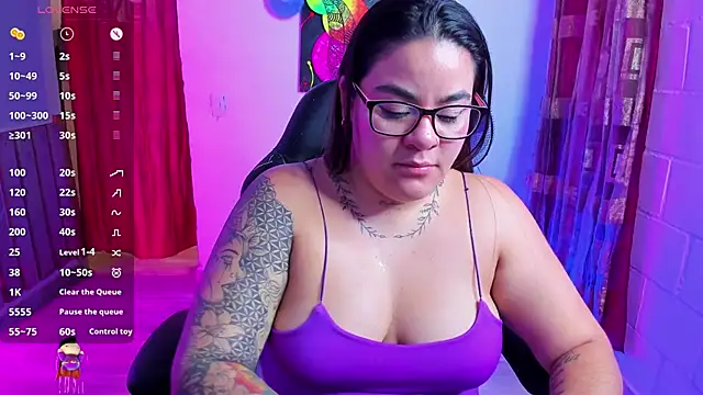 Snapshot of Sharon_hils chatting on February 17, 2025, 7:23 pm Sharon hils online show from February 17, 2025, 7:23 pm